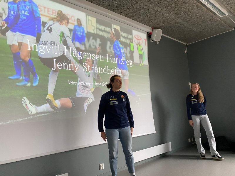 Ingvill Hågensen Hartz og Jenny Strandheim fra Strømsgodsets damelag holdt foredrag for jentene