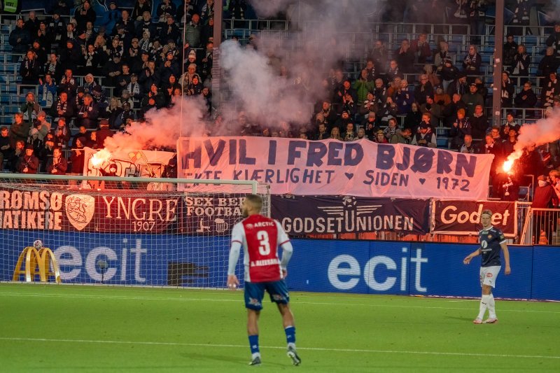 Hyllest av supporter Bjørn Langerud i kampen mot KFUM