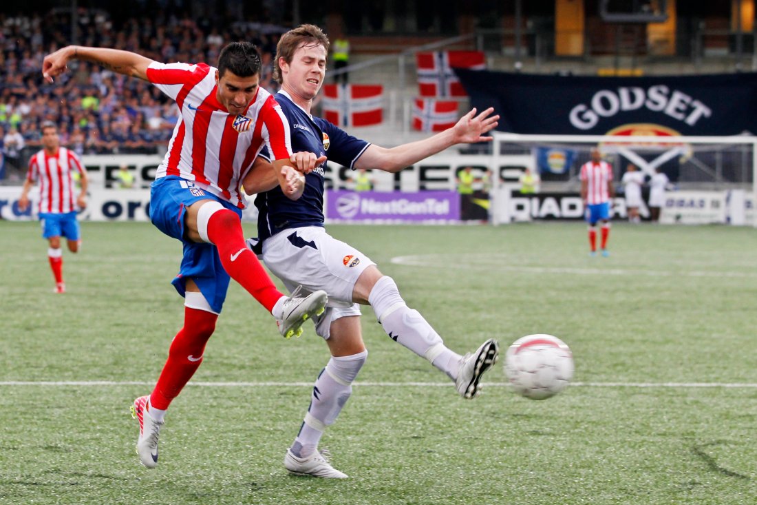 Lars Vilsvik i duell med Atletico de Madrids Jose Antonio Reyes (t.v.). Foto: Håkon Mosvold Larsen / NTB .