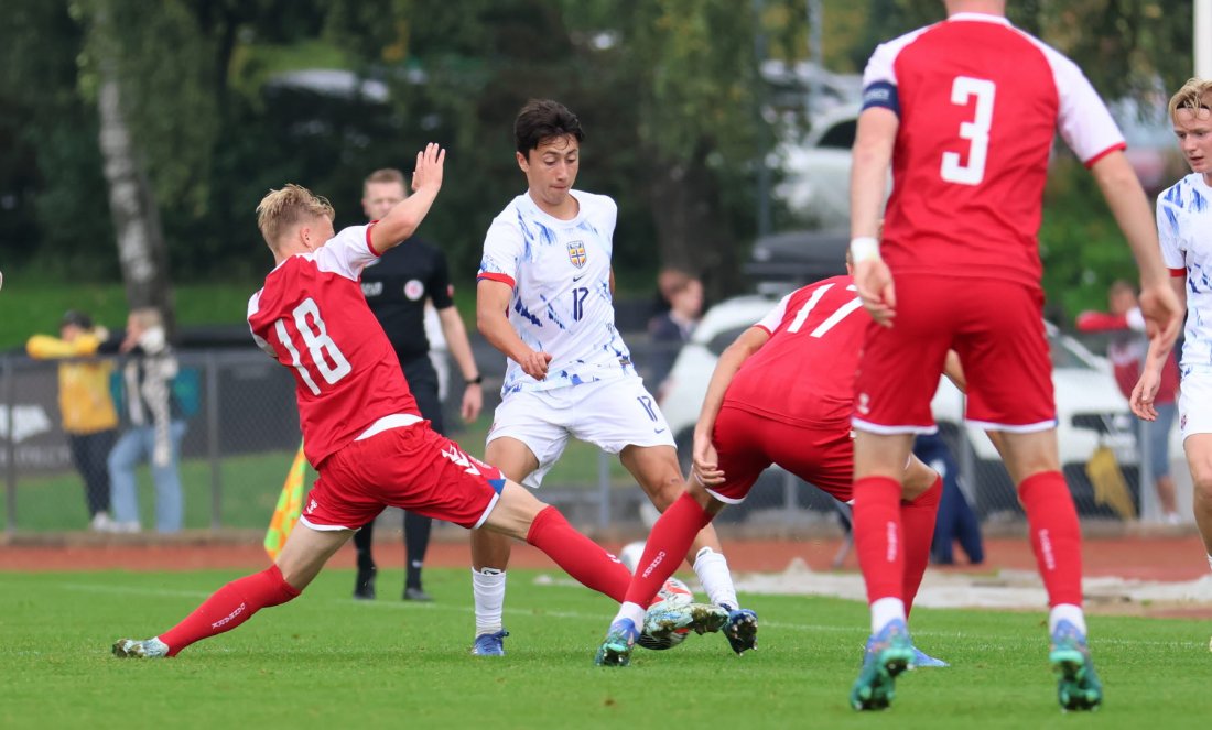 Andreas Heredia-Randen i aksjon mot Danmark.