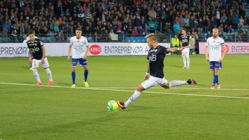 Scorer på straffespark i kampen mellom Strømsgodset og Vålerenga i cupen.