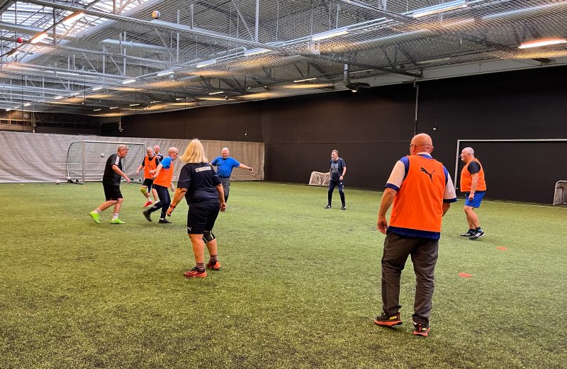 Det er stadig økende interesse for Gåfotball-tilbudet vi har for seniorer inne i Talentgården.