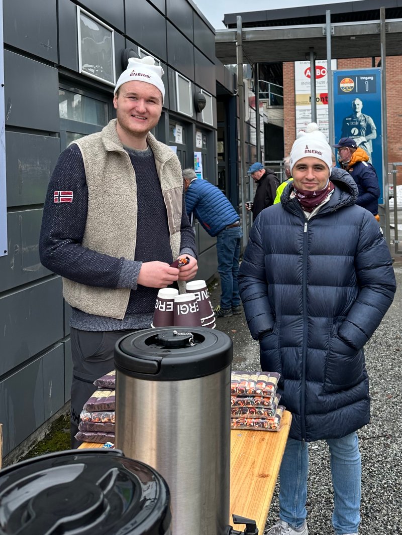 Få kaffe og bolle hos Å Strøm før kamp