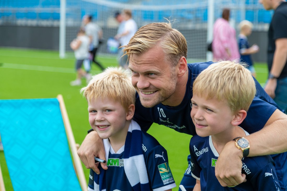 Herman Stengel i møte med unge fans. Foto: Børre E. Helgerud